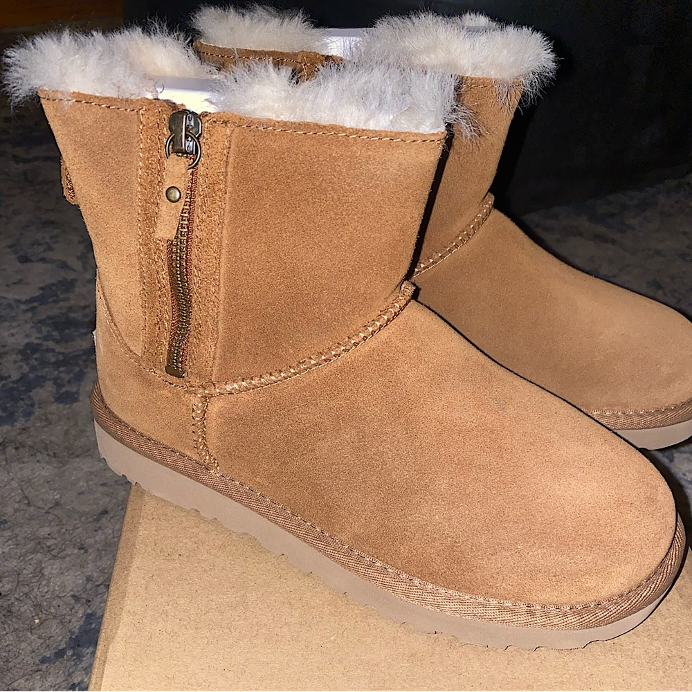 BRAND NEW mini UGG boots - size 5